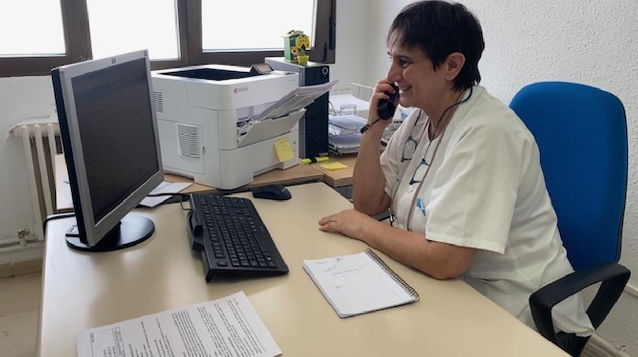 Isabel Alonso, en la consulta del centro de salud de Mayorga (Valladolid)