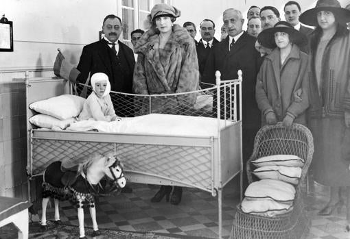 La reina Victoria, entregando juguetes en el Hospital del Niño Jesús, en una imagen de 1922