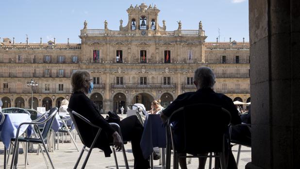 La Junta aclara que los 20 positivos en Salamanca son «casos antiguos» sin «trasmisión comunitaria»