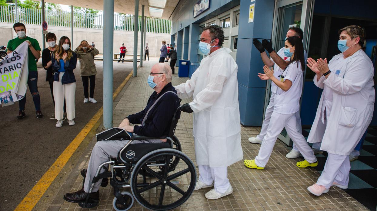 Fernando de Ávila, en el momento de abandonar el centro hospitalario