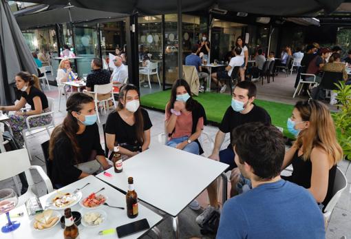 Jóvenes en una terraza en la calle de Costa Rica