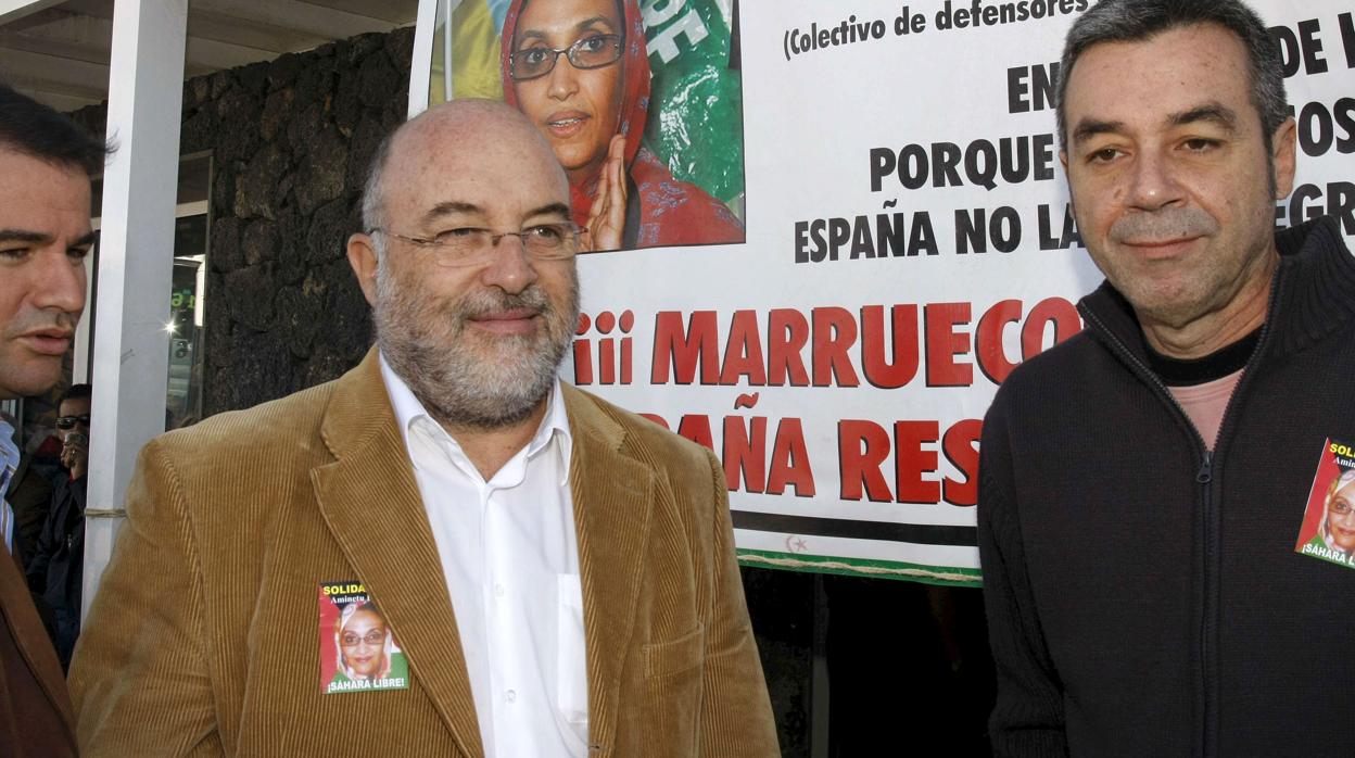 Díaz Tejera, en una visita en 2009 a la activista saharahui Haminatu Haidar durante su etapa de senador