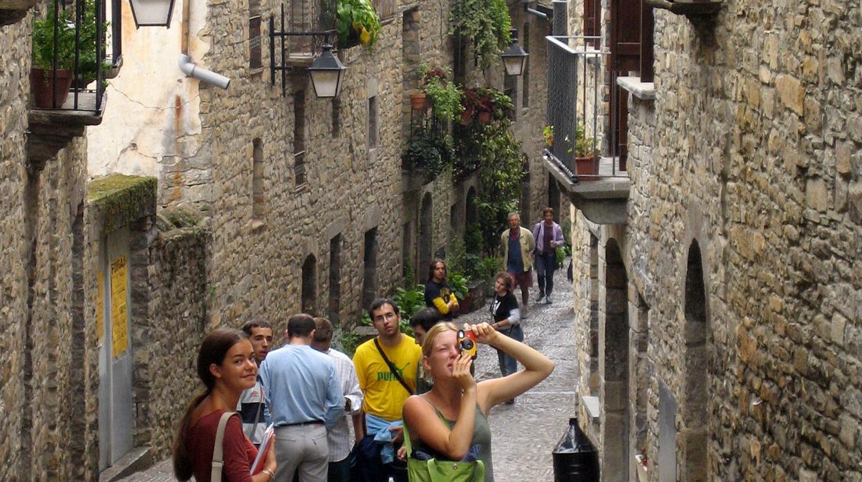 En algunas comarcas de Huesca, en el Pirineo, el turismo supone el 20% del PIB. En la imagen, Aínsa