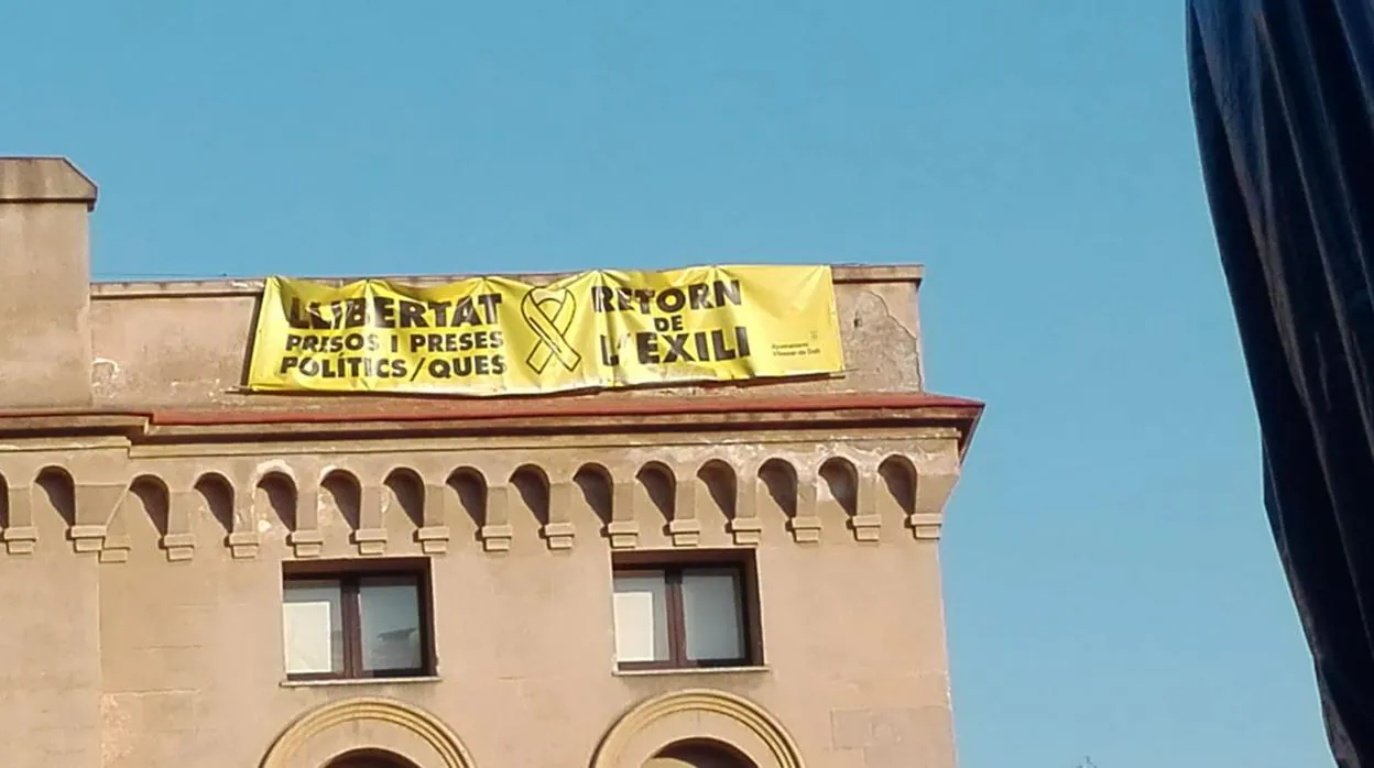 La segunda de las pancartas lucía todavía este martes en el Ayuntamiento de Vilassar de Dalt
