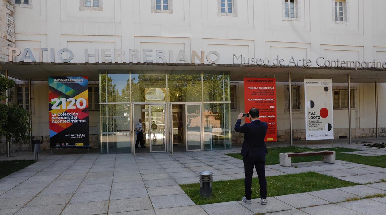 El director del museo Patio Herreriano, Javier Hontoria, fotografía la reapertura de puertas