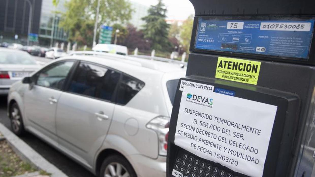 Uno de los parquímetros aún suspendido