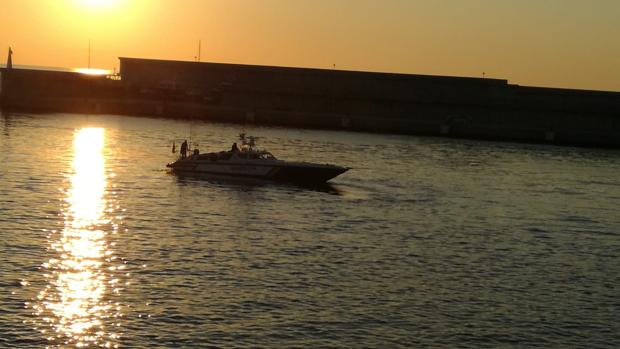 Hallan el cadáver de un hombre flotando en la bocana de la Marina de Valencia