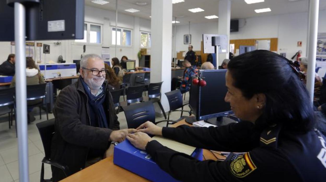 La Policía empieza a prestar de nuevo servicio de cita previa para renovar el DNI y el Pasaporte