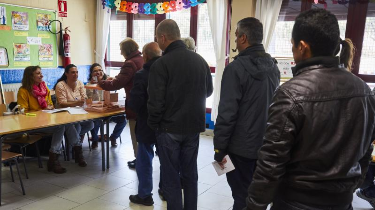 Una imagen de un colegio electoral que no se repetirá el 12-J