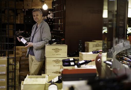 El director de Lavinia, Juan Manuel Bellver, en la sala de los tesoros de su tienda