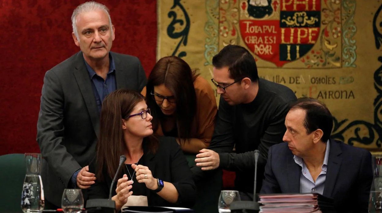 Noelia Posse rodeada de sus compañeros en el PSOE el día de su reprobación en el Pleno