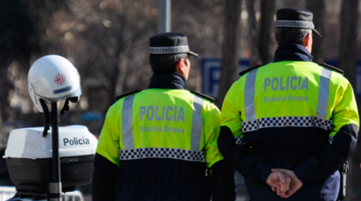 Los policías explicaron que había una veintena de personas reunidas bebiendo en la calle, lo cual no está permitido