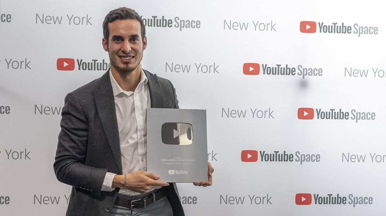 Simón Pardiñas recogiendo la insignia de plata de Youtube en Nueva York