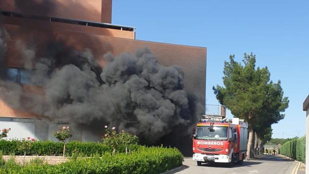 Extinguido tras más de cuatro horas de trabajos el incendio del hospital de Hellín