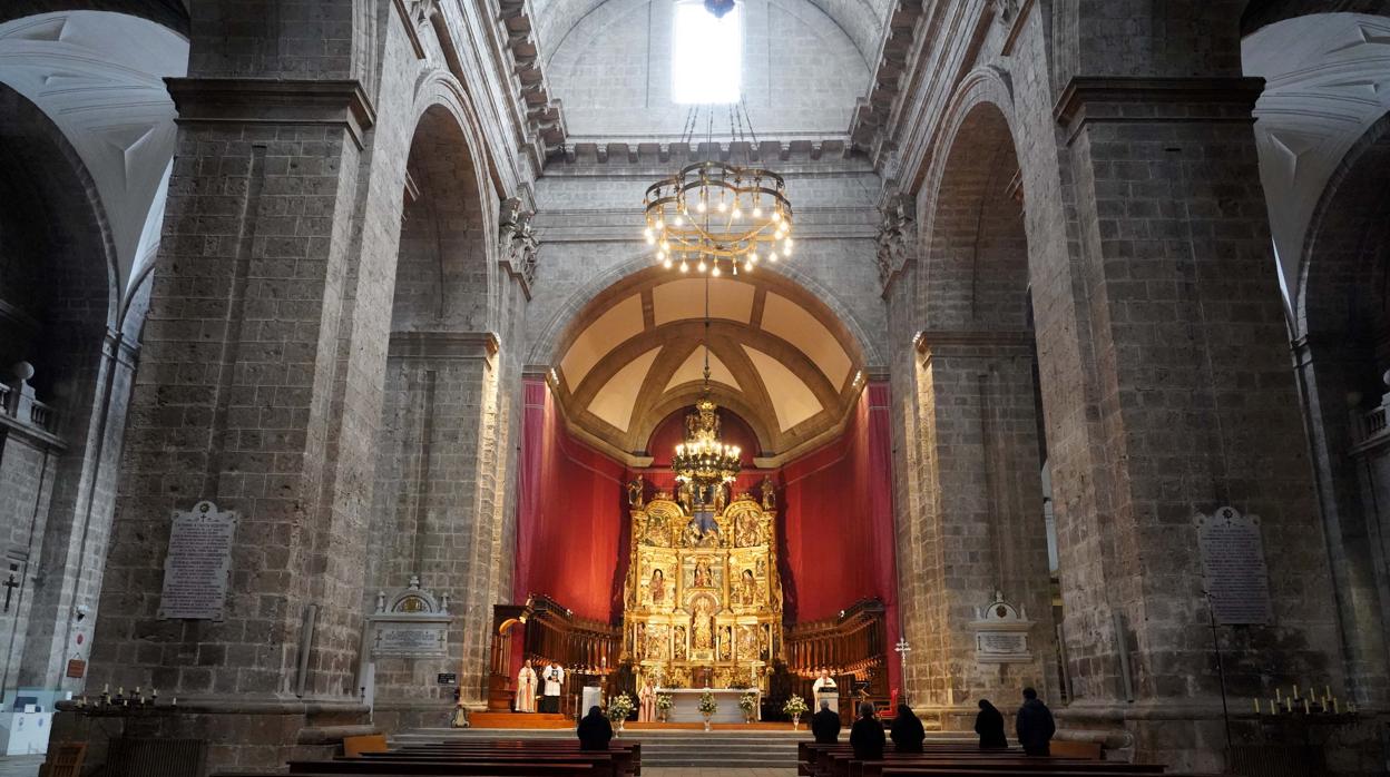 Misa a puerta cerrada en la Catedral de Valladolid, durante el Estado de Alarma