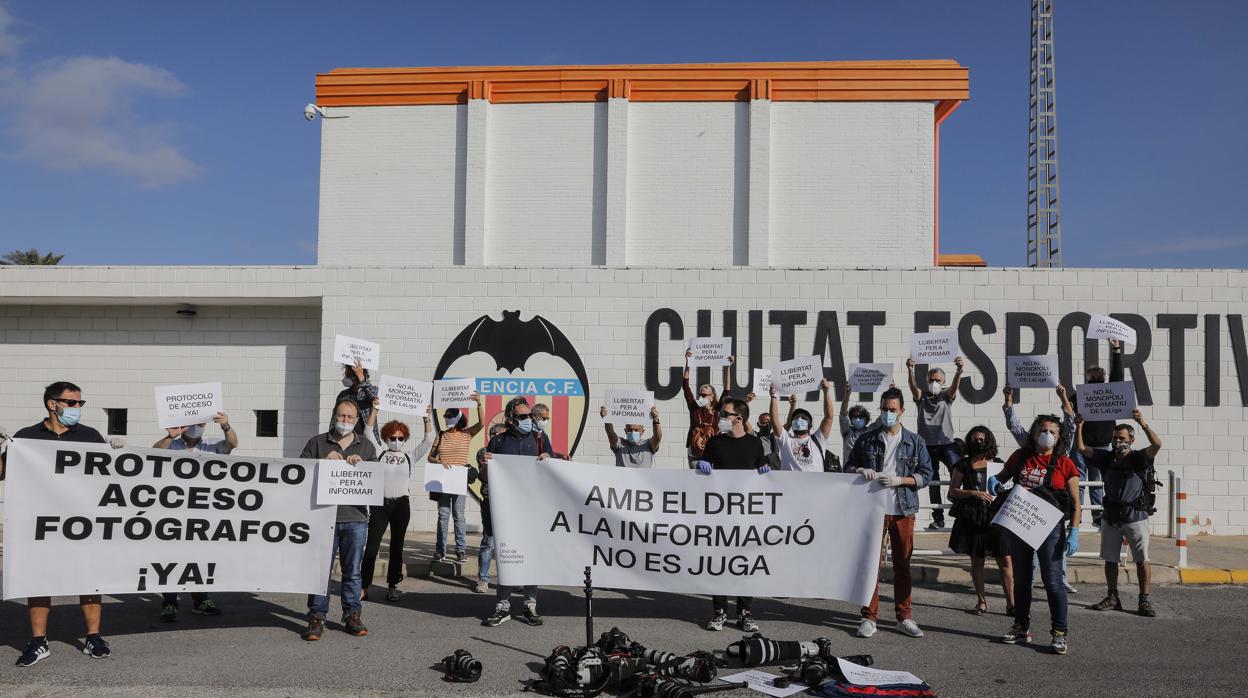 Imagen de la protesta celebrada este jueves en la Ciudad Deportiva de Valencia