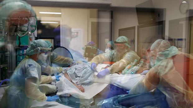 Detenido un falso médico de 21 años que ejerció en hospitales y clínicas de Cataluña falseando su identidad