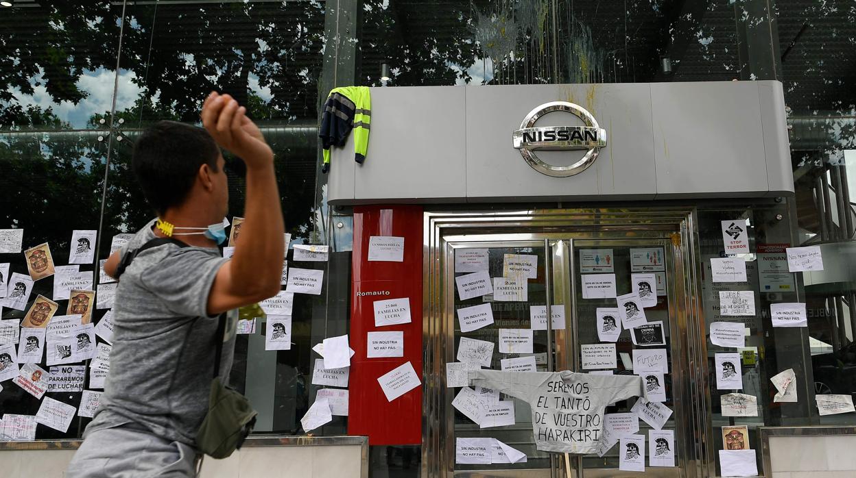 Trabajadores y familiares de los empleados de Nissan en Cataluña han empapelado un concesionario de la marca en Barcelona