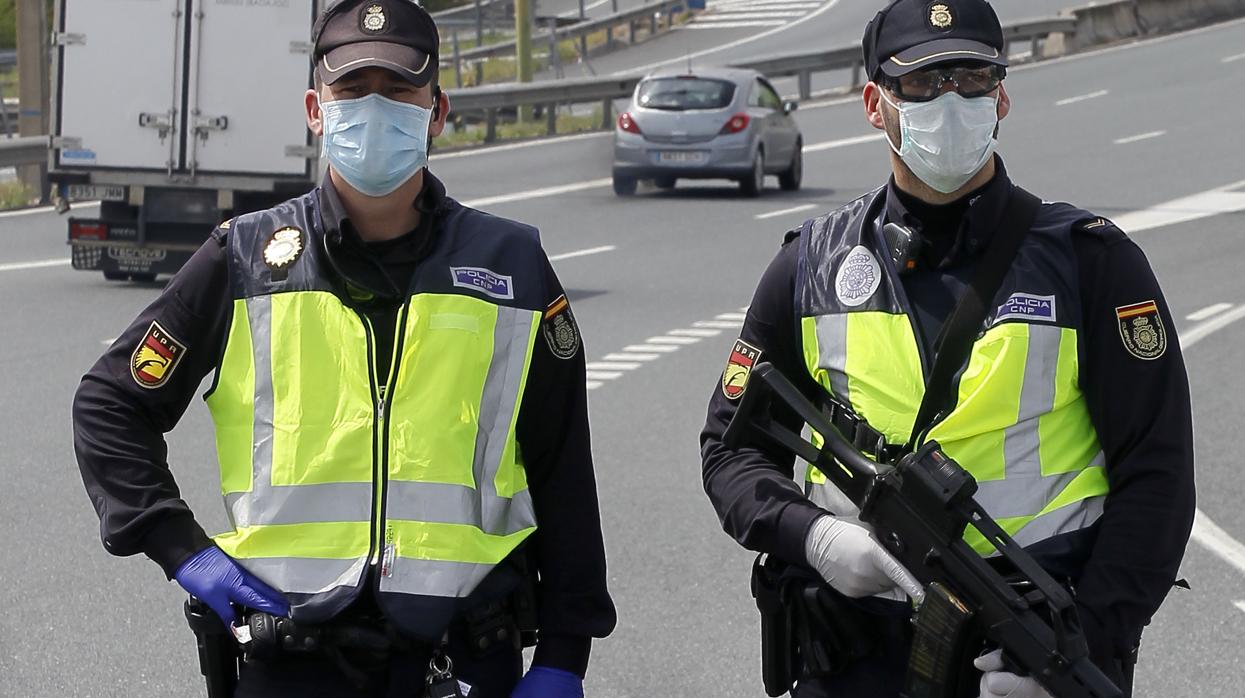 Agentes de la Policía Nacional durante el estado de alarma