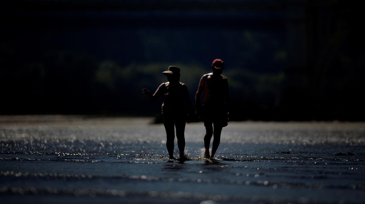 Una pareja camina el miércoles por la playa de O Regueiro (La Coruña)