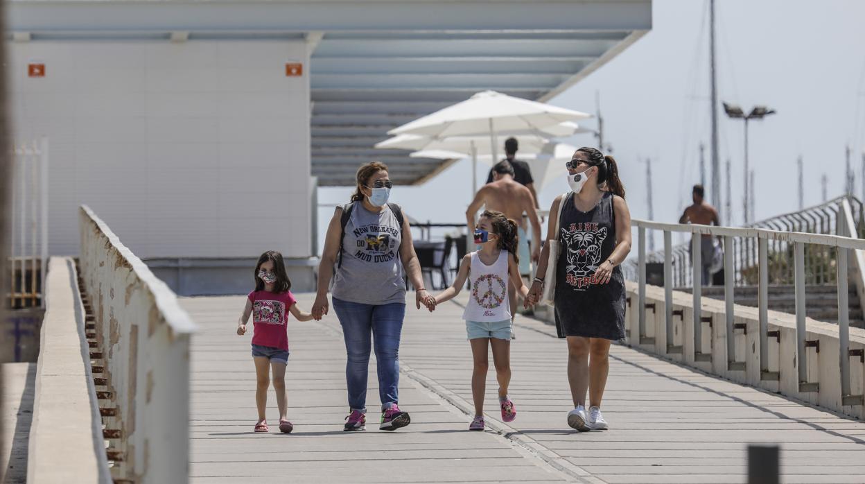 Dos mujeres y dos niñas pasean por la Marina de Valencia