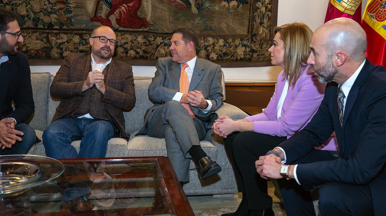 El presidente Page, entre Alejandro Ruiz y Carmen Picazo, de Ciudadanos