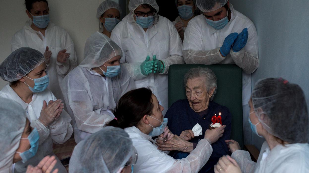 Trabajadoras de la residencia San Carlos de Celanova celebran el cumpleaños de una de sus usuarias el pasado día 8