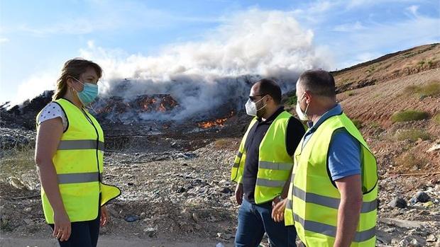 El incendio en el CTRU de Albacete, que no está extinguido, «no genera residuos tóxicos»