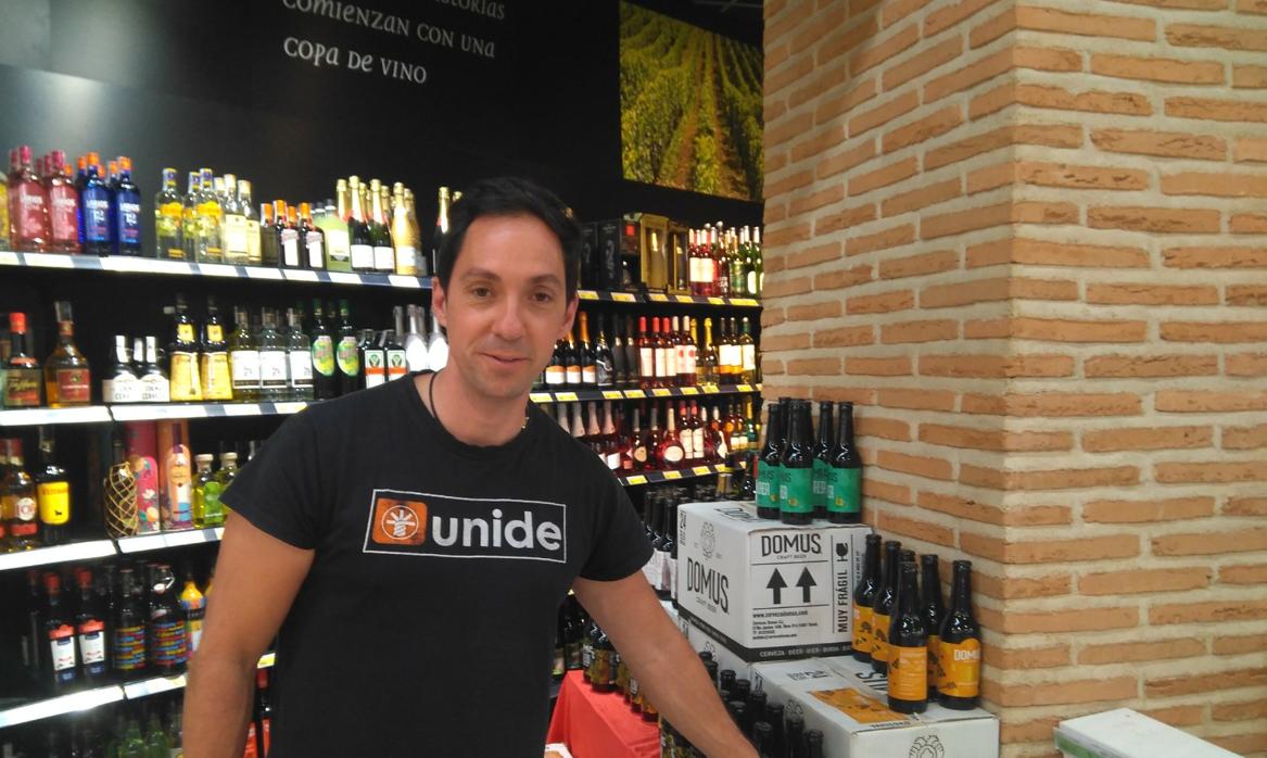 Gonzalo controla que el supermercado Unide este bien abastecido