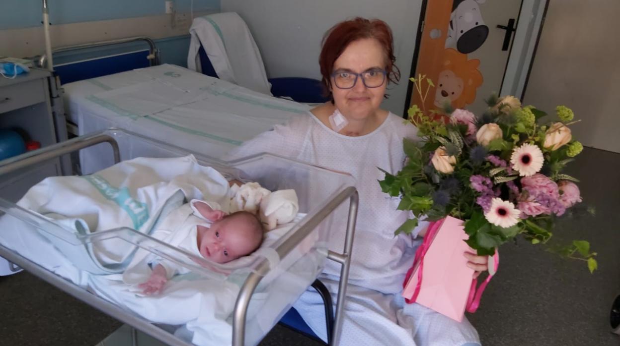 Madre e hija, fotografiadas el 20 de mayo en el hospital por el padre