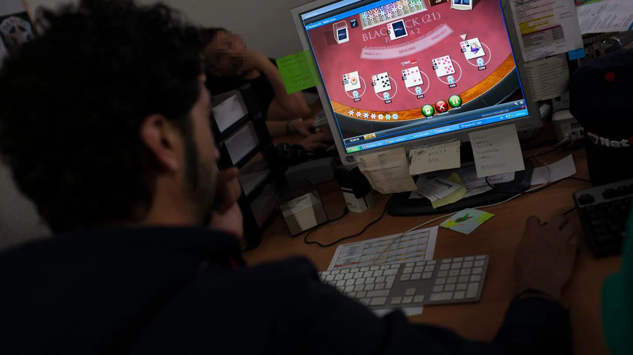 Una persona juega en el ordenador en una imagen de archivo