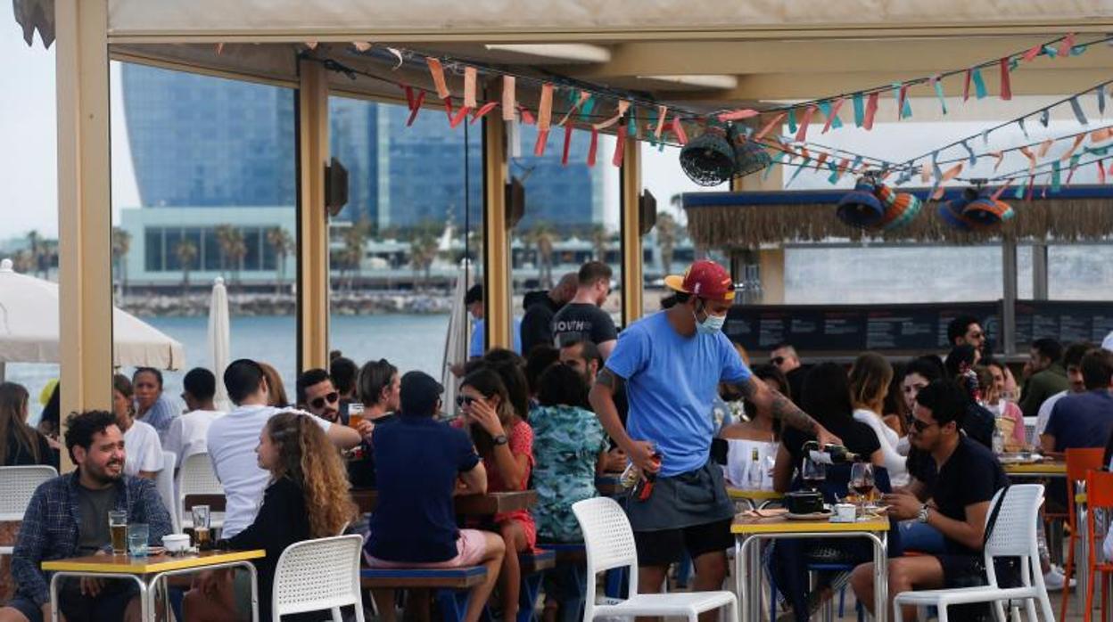 Chiringuito lleno, el domingo, en la playa de la Barceloneta