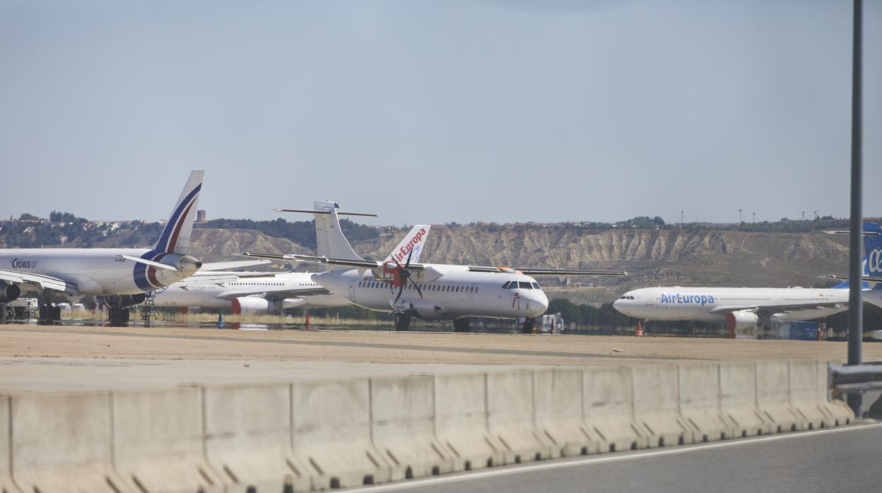 Algunos de los aviones estacionados en el stand 165 de la T1