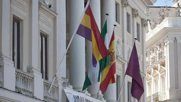 El Supremo impide que los edificios públicos puedan exhibir banderas que no sean oficiales