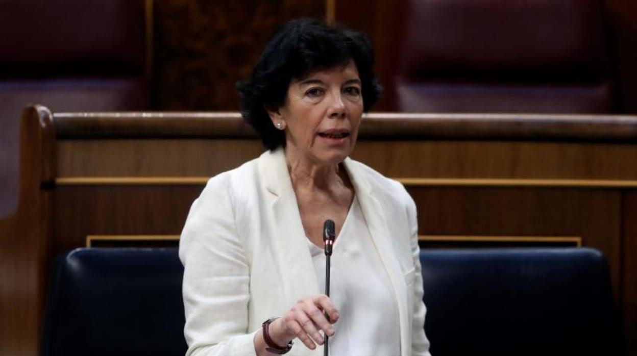 La ministra de Educación, Isabel Celaá, en el Congreso de los DIputados