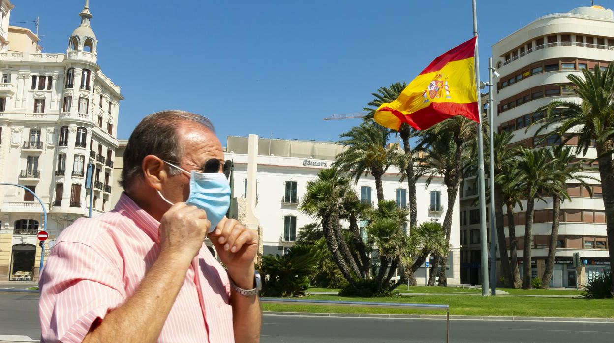 Imagen de un hombre colocándose la mascarilla en Alicante