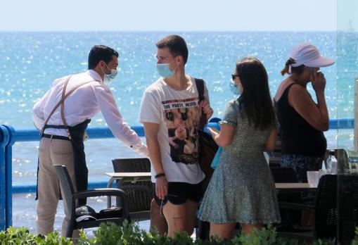 Un bar de la playa del Postiguet de Alicante, este lunes