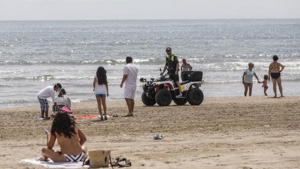 Valencia fase 2: primeros baños del verano, más actividad comercial y la nueva normalidad judicial