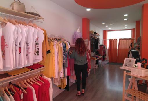 Una de las clientas que ha acudido a la tienda «Rachel», del barrio de Santa Teresa