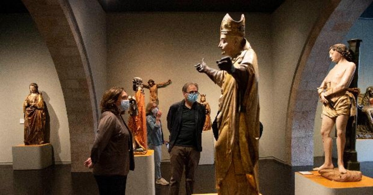 Ada Colau y Joan Subirats visitan una de las salas del museo Frederic Marès