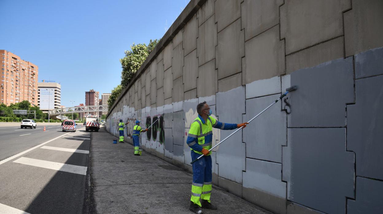 Los operarios de Calle 30, ayer, limpian los murales en la zona de Méndez Álvaro