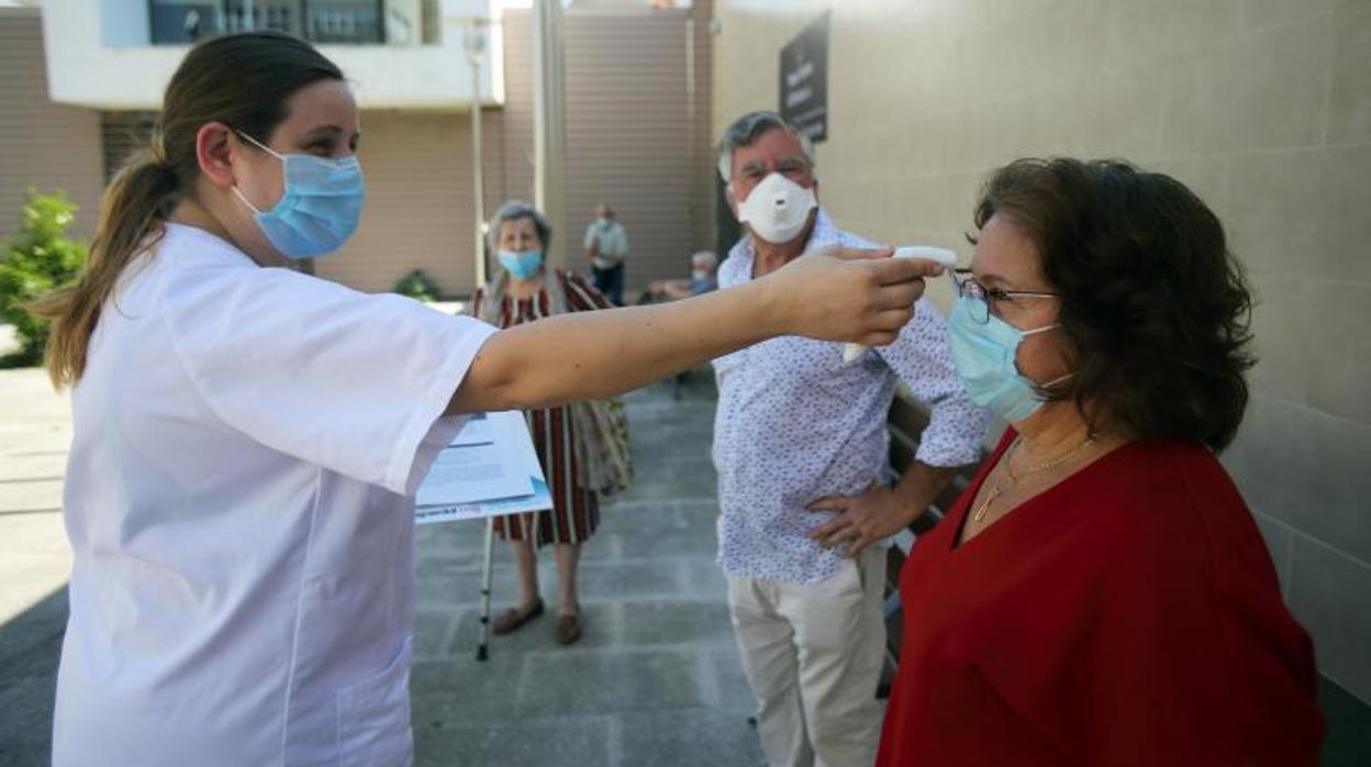 Primera visita de familiares a una residencia de ancianos de A Pobra do Caramiñal