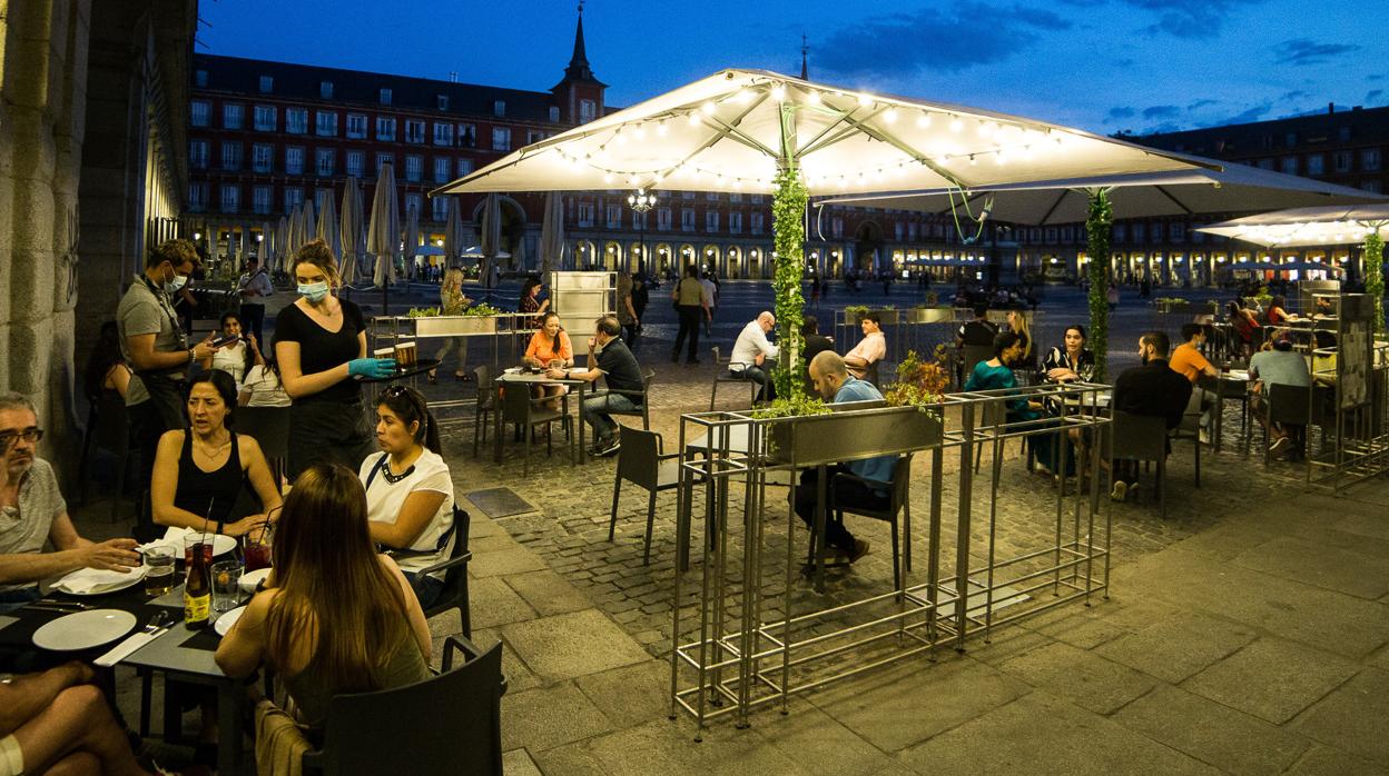 Algunas terrazas de la Plaza Mayor de Madrid han recuperado su actividad con medidas de seguridad