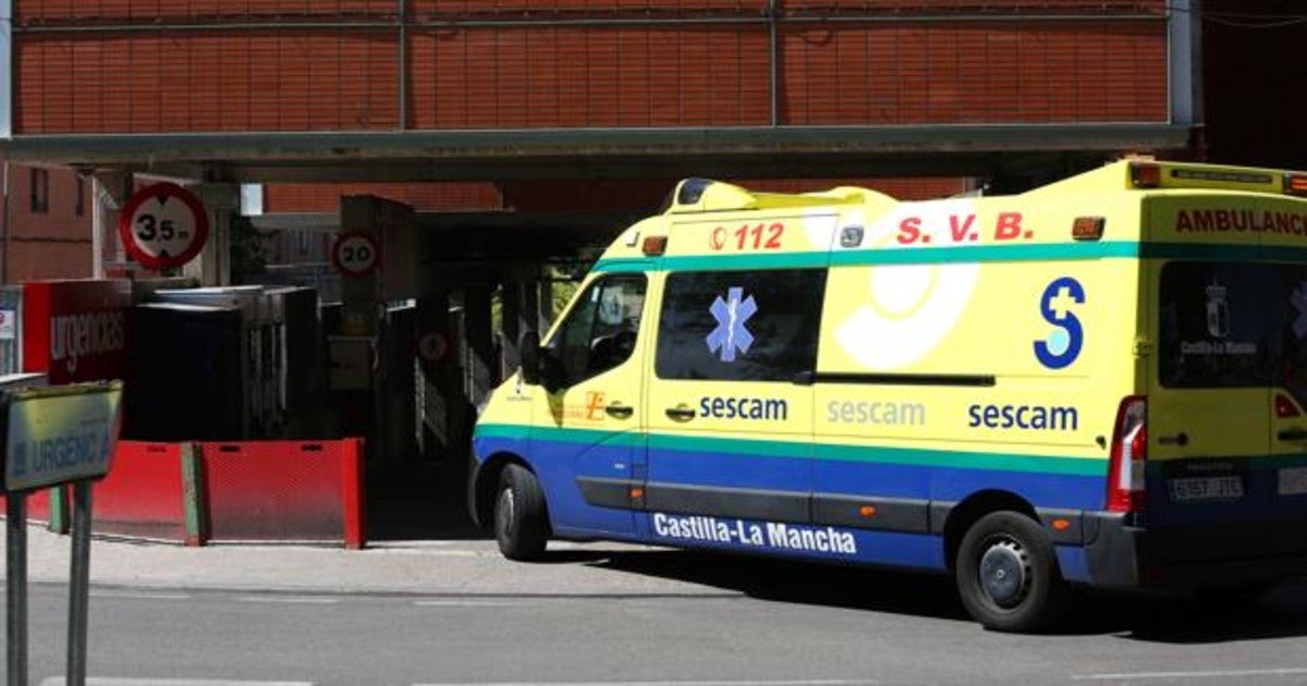 Una ambulancia accede a las Urgencias del hospital Virgen de la Salud de Toledo