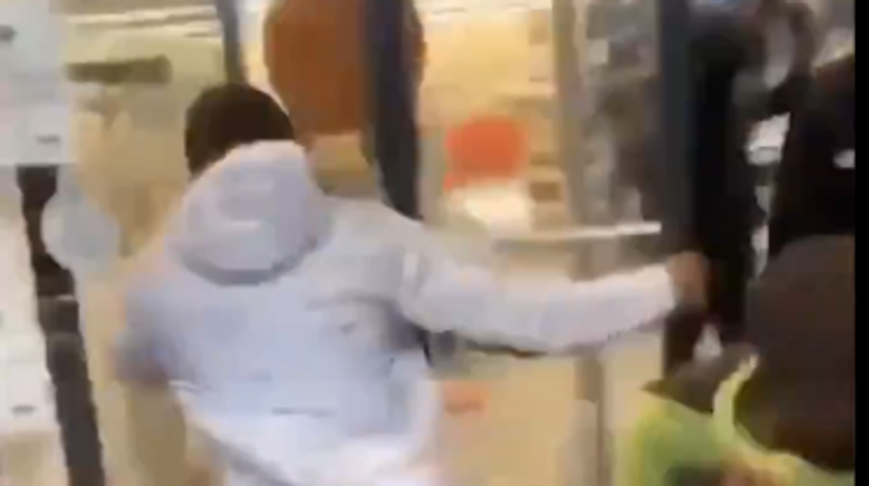 Momento del saqueo en un supermercado de Salt