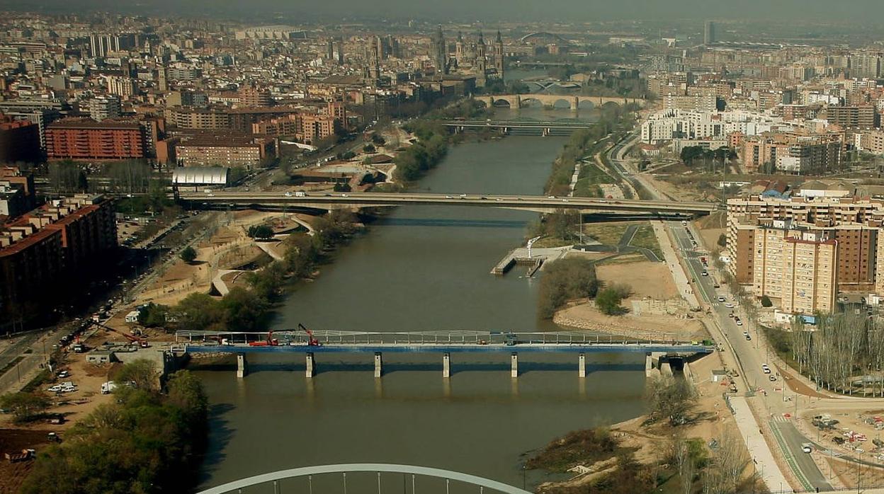 Vista de Zaragoza, surcada por el Ebro