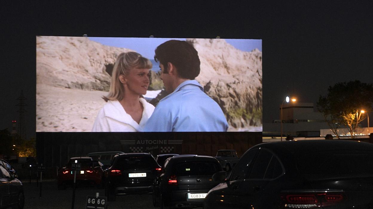 Decenas de coches aparcados frente a la pantalla del autocine el día de su inauguración