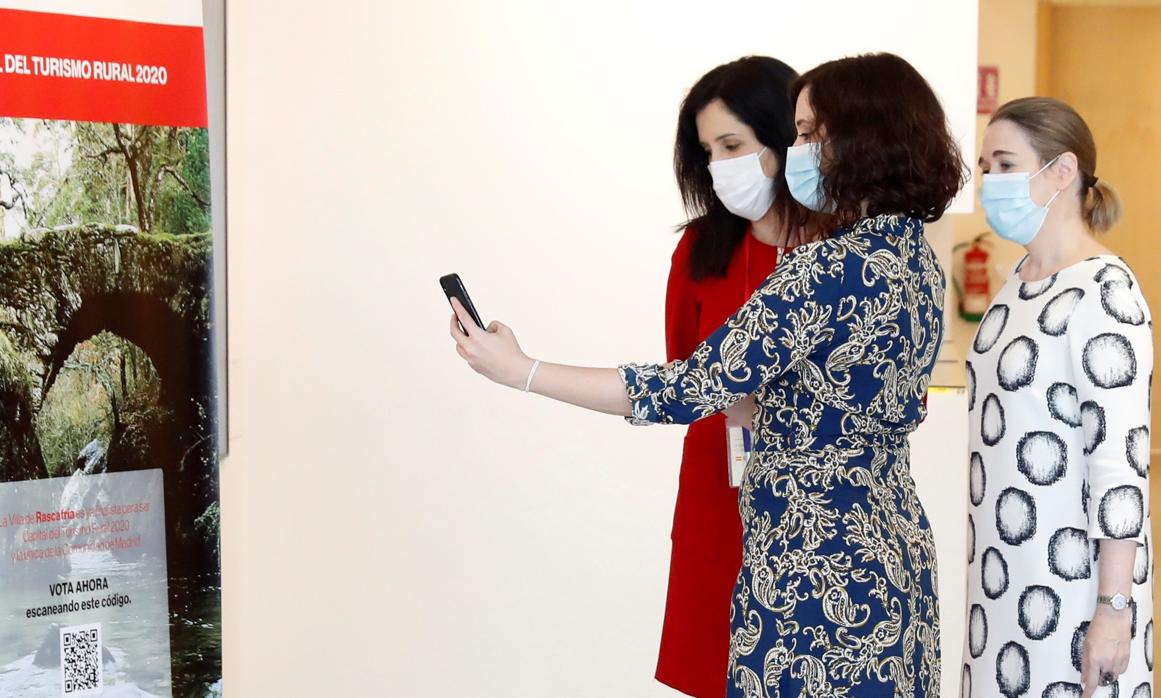 La presidenta Díaz Ayuso, en la reapertura del Centro de Turismo de laComunidad en la Puerta del Sol