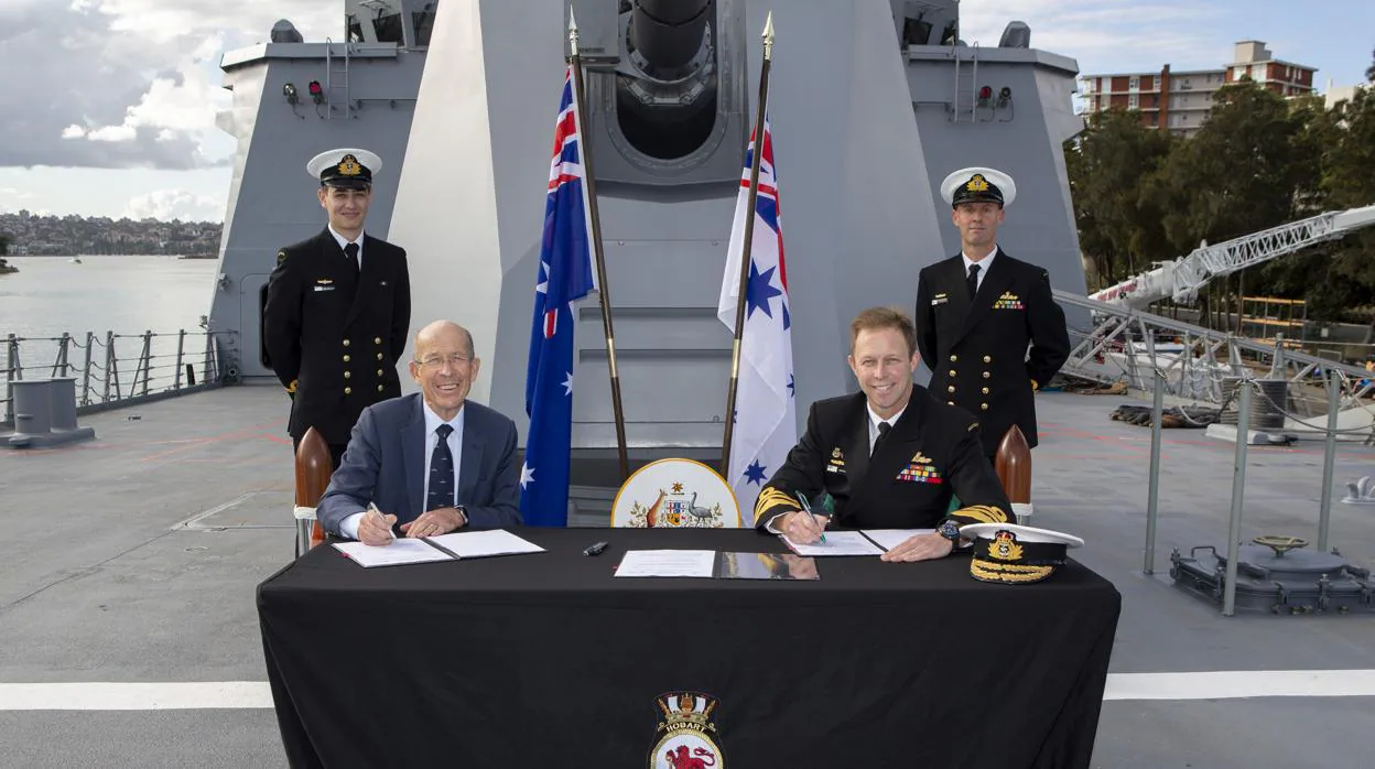 Firma del acuerdo entre el vicealmirante Michael Noonan, jefe de la Marina Australia, y el presidente de Navantia Australia, Warren King
