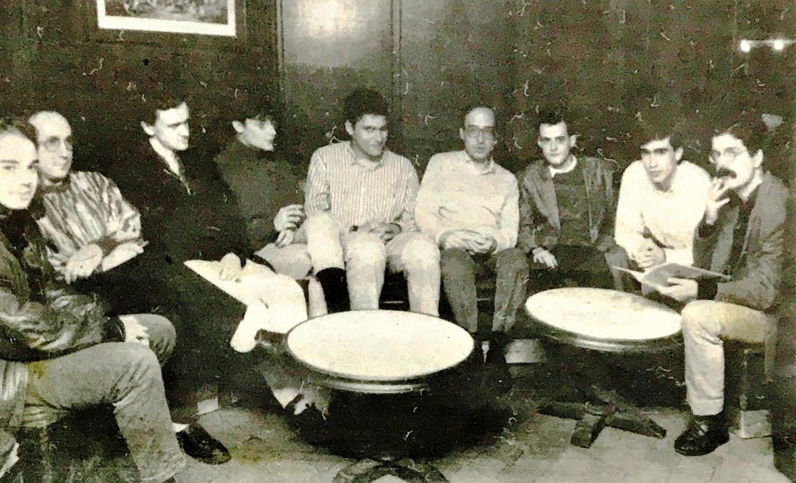 Tertulia en el café Oliver de Oviedo a finales de los años 80